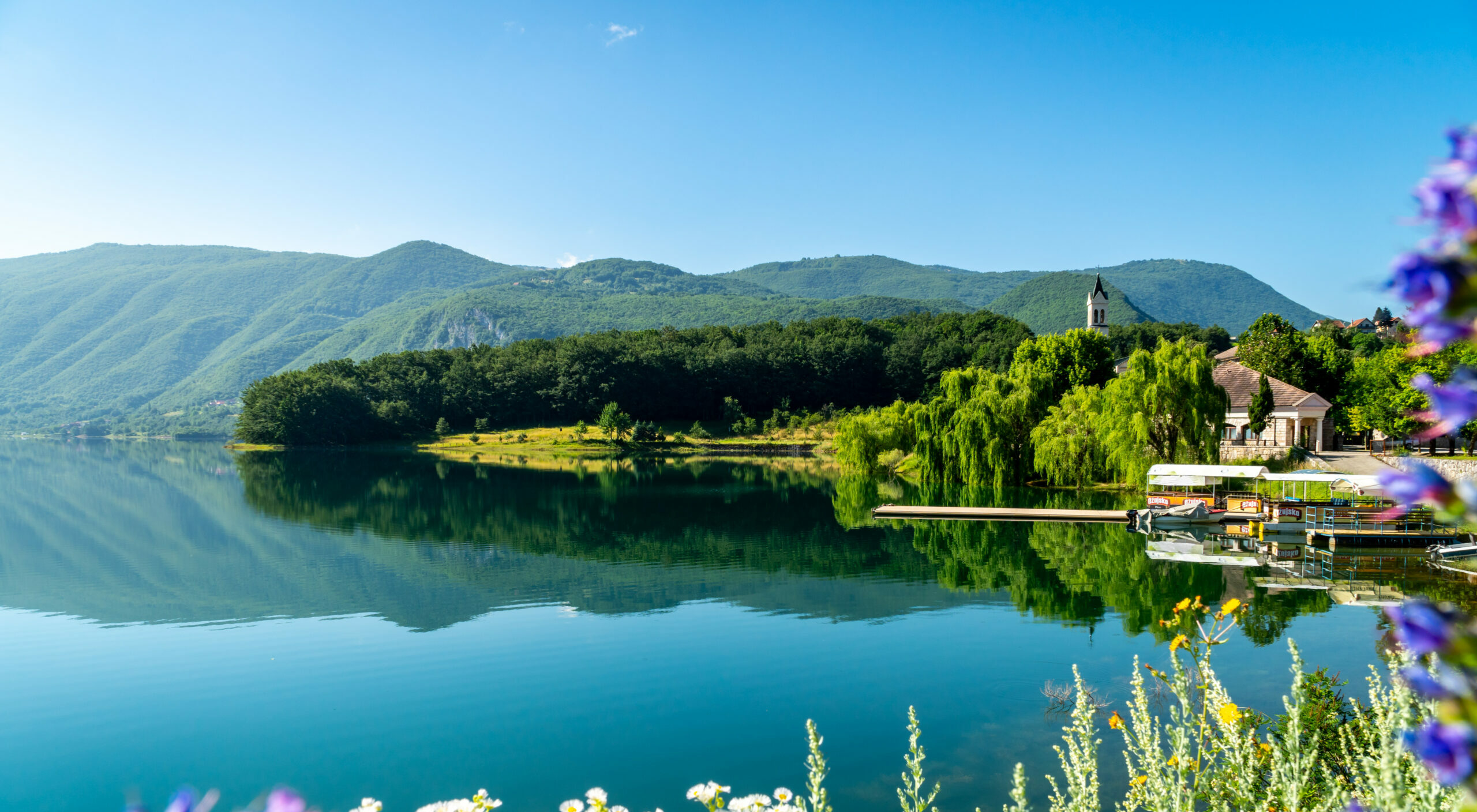 Enge Schotterstraßen sind beim Urlaub in Bosnien und Herzegowina ebenfalls möglich