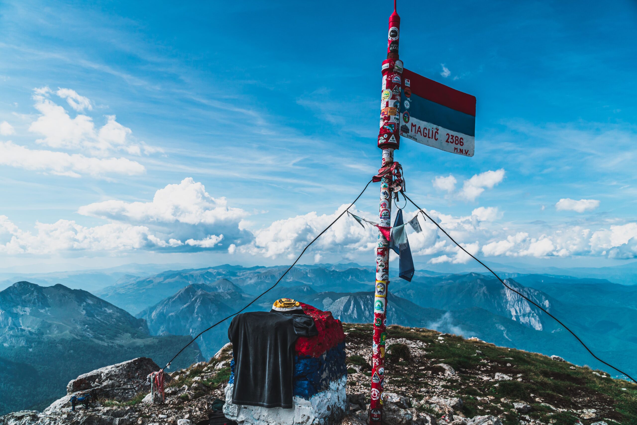 Campingplatz im Una-Nationalpark - unter Bäumen steht ein Camper direkt an der Una